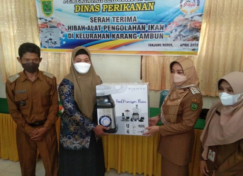 Pemkab Berau Serahkan Bantuan Alat Pengelolahan Hasil Perikanan