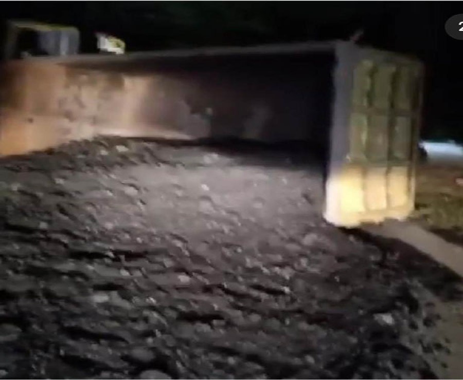 Truk Muatan Batu Bara Terguling di Jalur Dua Tenggarong Seberang