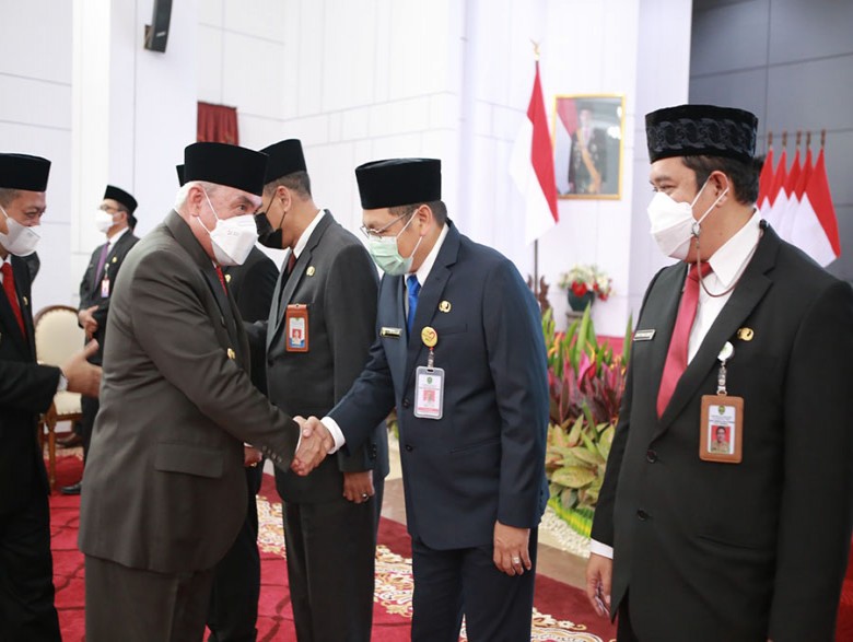 Lantik 14 Pejabat Pimpinan Tinggi Pratama, Gubernur :Jangan Mengambil Kebijakan Atas Kepentingan Pribadi