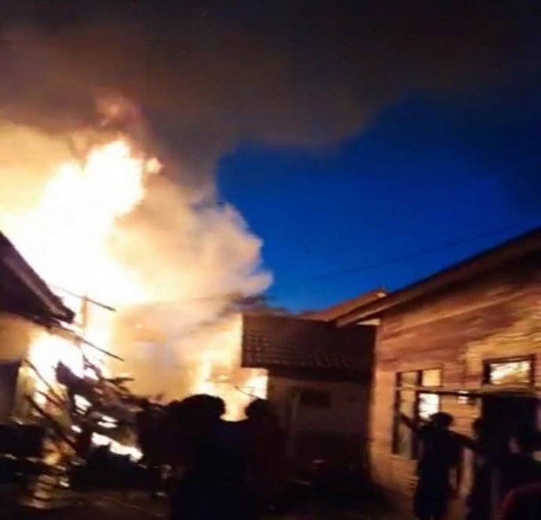 5 Rumah di Jalan Mangkuraja Tenggarong Ludes Terbakar