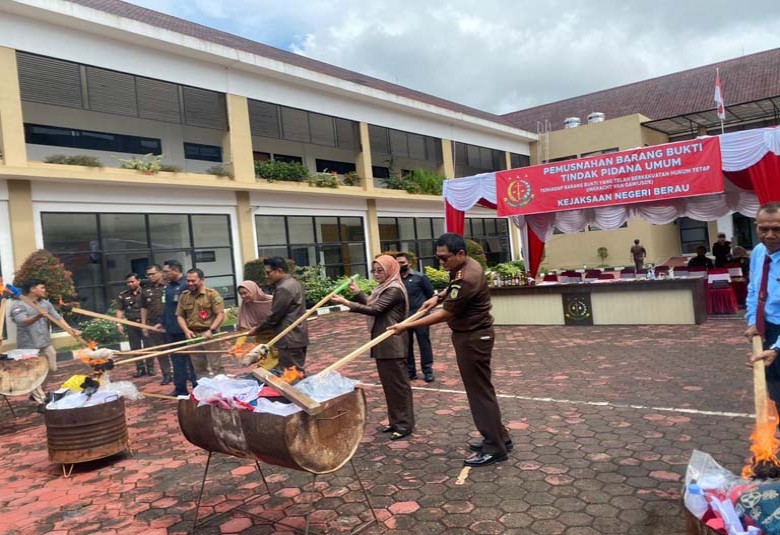 Kejaksaan Negeri Berau Musnahkan Barang Bukti 171 Perkara