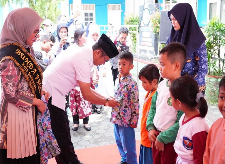 Pembagian 98 Ribu Seragam Sekolah Dimulai, Wujudkan Generasi Emas 2045