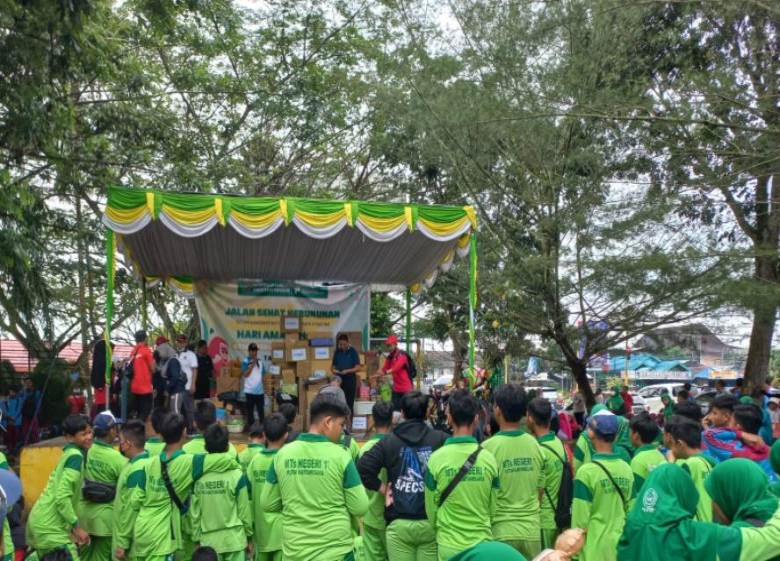 Ratusan Pelajar dan Masyarakat Tenggarong Ikuti Jalan Sehat Kerukunan