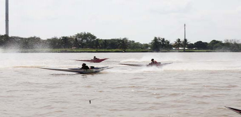 75 Motoris Adu Kecepatan di Sungai Mahakam