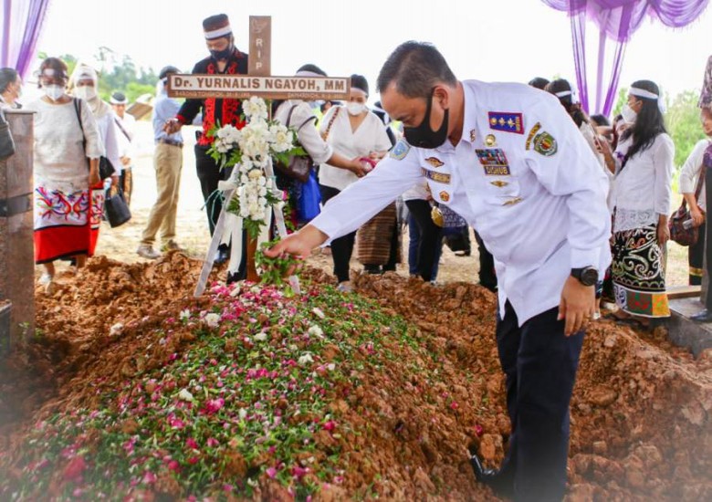 Sembiring Wakili Gubernur Hadiri Pemakaman Dr.Yurnalis Ngayoh, Kaltim Kehilangan Putra Terbaik