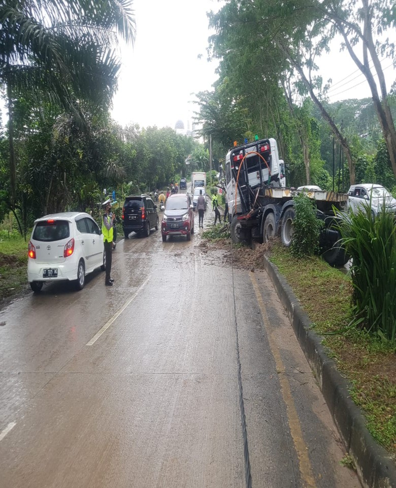Truk Tronton Alami Kecelakaan di Jalur Dua Tenggarong Seberang