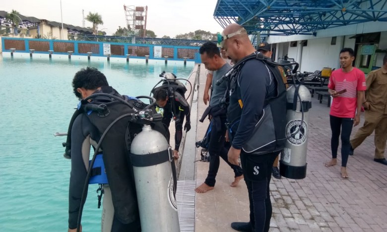 Edi Damansyah Pimpin Pengibaran Bendera Bawah Laut