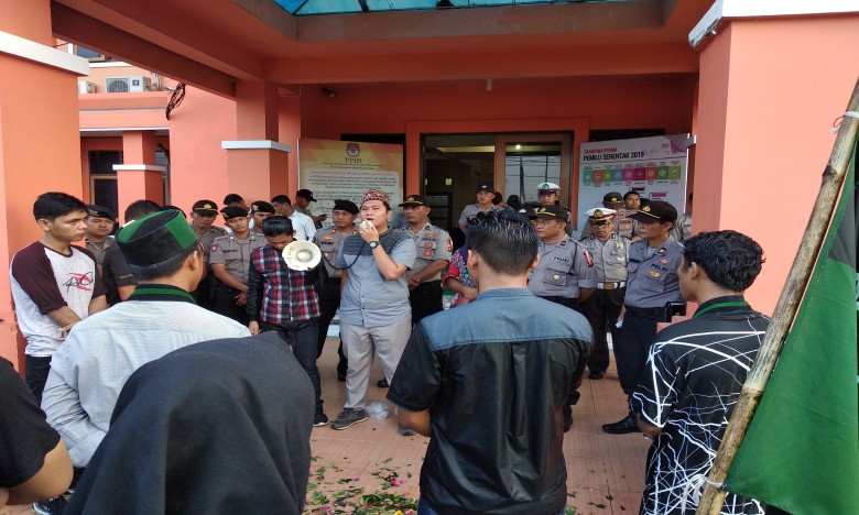 HMI Kukar Gelar Aksi Kemanusian di KPU