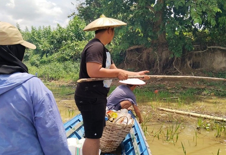 Pokdarwis Desa Pela Bersihkan Sampah Dialiran Sungai, Jaga Kelestarian Pesut Mahakam