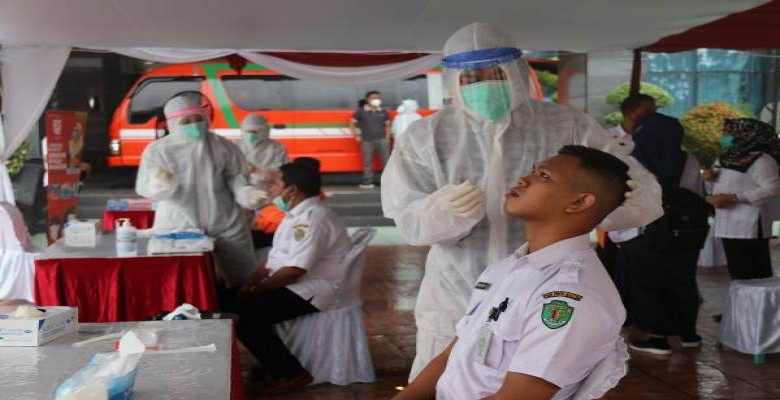 Pegawai Kantor Gubernur Ikuti Swab