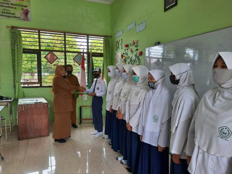 Kepala MTSN 1 Kukar Berikan Penghargaan Kepada Siswa Berprestasi