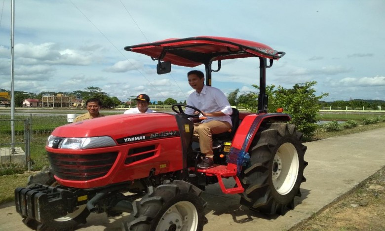 Petani Kukar Terima Bantuan Alat Pertanian