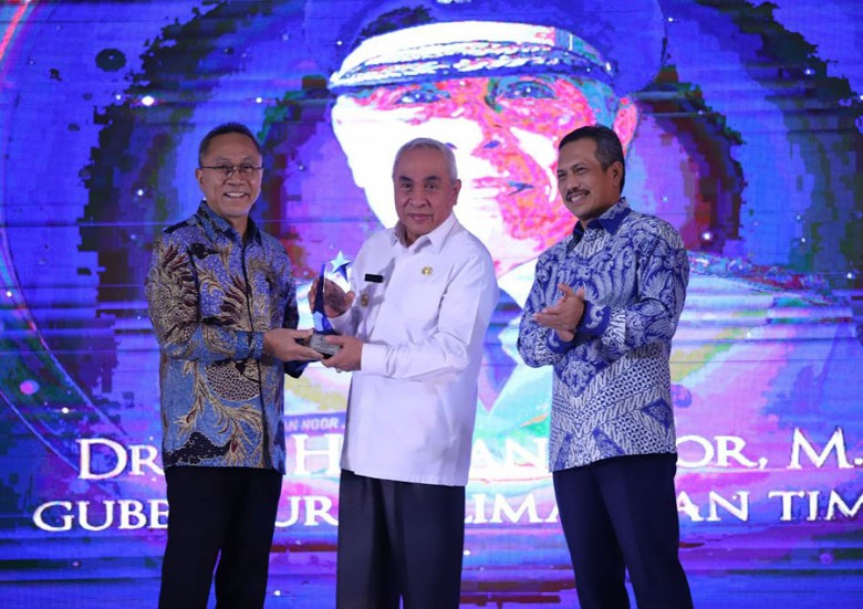 Gubernur Terima Penghargaan Perlindungan Konsumen dari Menteri Perdagangan