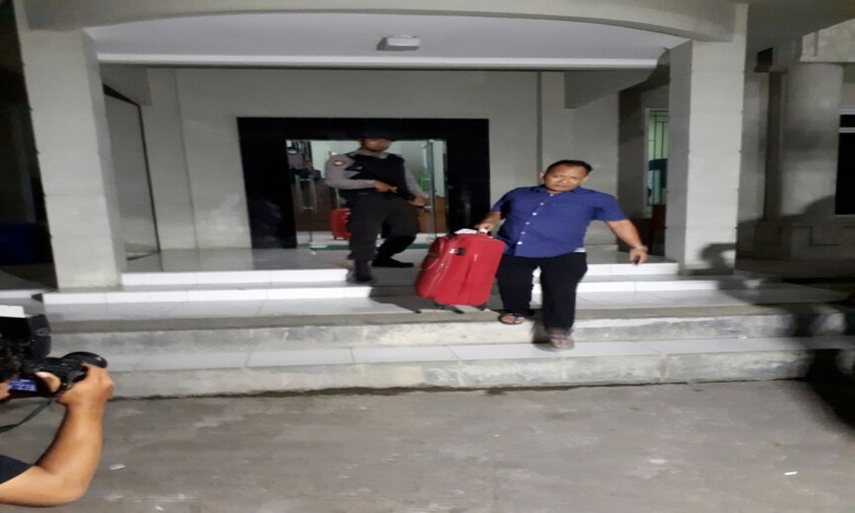 KPK Sita HP Kadistanak Kukar dan Bawa 3 Koper Berisi Dokumen