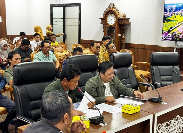 Warga Kelurahan Gunung Tabur di Perbatasan Sampaikan Kelurahan Soal Keterbatasan Infrastruktur Dasar ke DPRD Berau