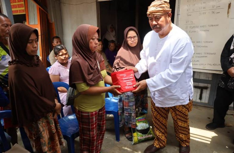 Bupati Edi Serahkan Bantuan Korban Kebakaran Tenggarong