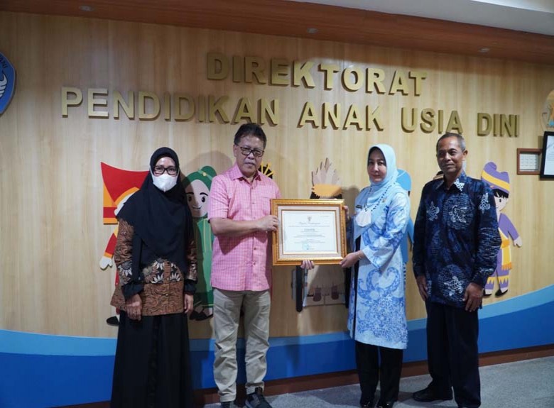 Bupati Sri Juniarsih Mas Raih Penghargaan Bunda PAUD