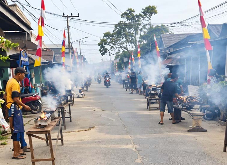 Bakar Ikan Sepanjang 2,5 Kilometer, Muara Jawa Pesisir Rayakan Hari Jadi ke-20