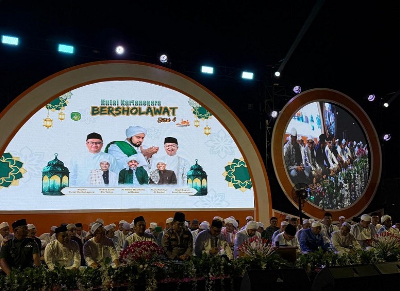 Gema Cinta Rasul di Langit Tenggarong, Ribu Jamaah Antusias Hadiri Kukar Bershalawat ke-4