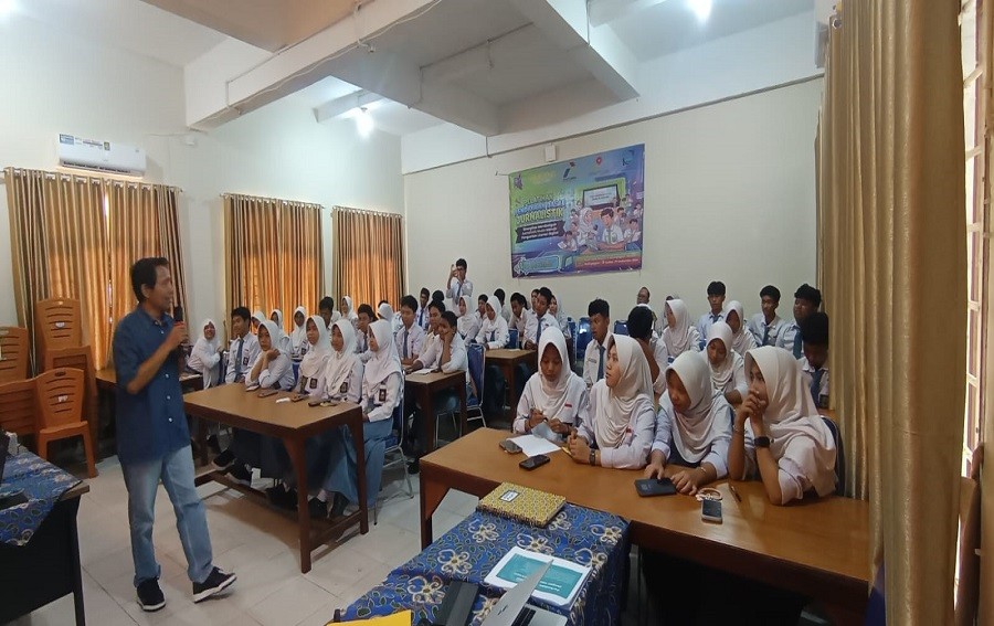 Sumarsono Bedah Dasar Jurnalistik di SMAN 4 Balikpapan: Menulis Berita Harus Berbasis Fakta