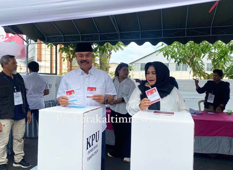 Didampingi Keluarga Edi Damansyah Gunakan Hak Pilihnya di TPS 022