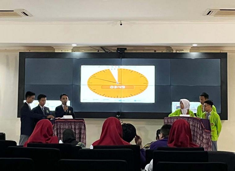 Universitas Kutai Kartanegara Gelar Competition Debat Tingkat SMA
