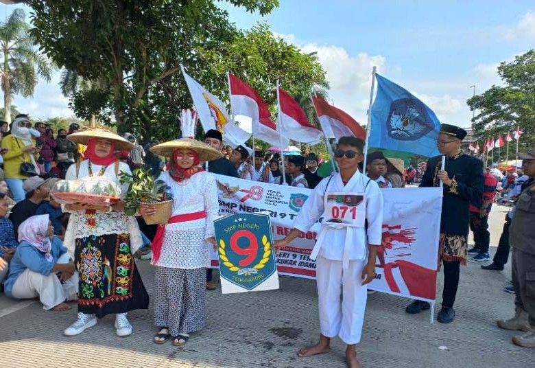 Masyarakat Tenggarong Antusias Saksikan Pawai Pembangunan HUT RI ke 78
