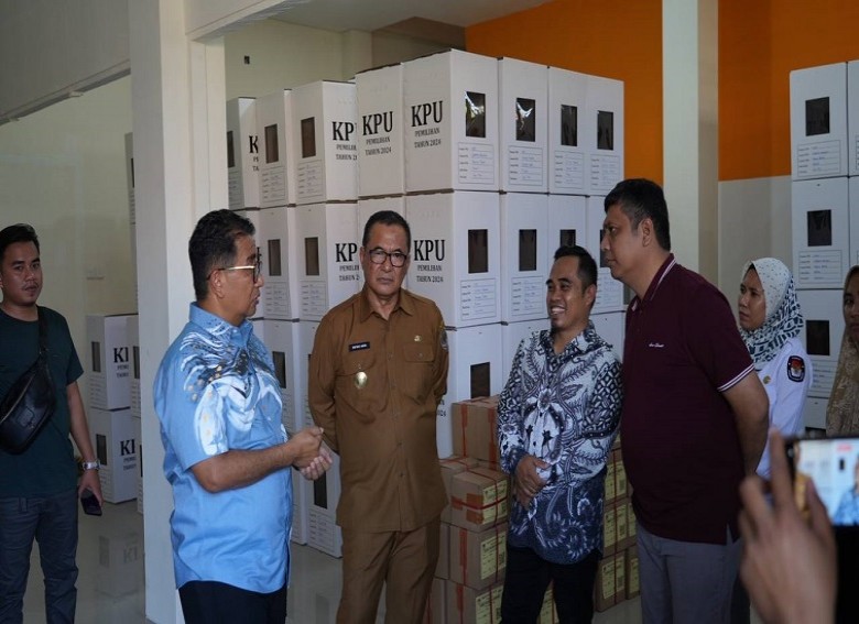 Pj Gubernur Tinjau Gudang Logistik KPU Berau