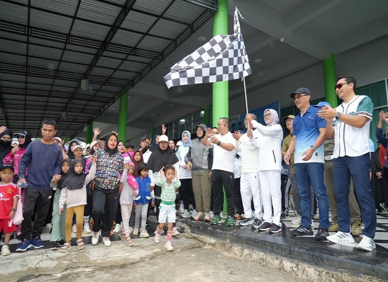 Sekda Kaltim Lepas Peserta Jalan Sehat HUT ke-54 Korpri 2025