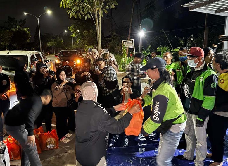 Sahur On The Road Bupati Berau Datangi Pangkalan Ojol dan Bagikan 119 Paket Lebaran