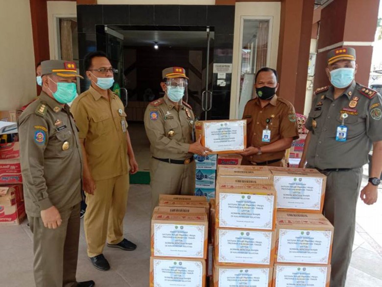 Satpol PP Kaltim Bantu Korban Banjir Kalsel