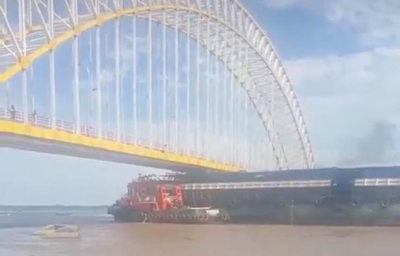 Jembatan Martadipura Ditabrak Kapal Tongkang