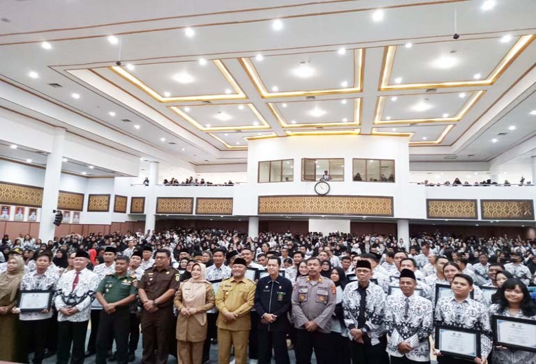 Pemerintah Kabupaten Berau Memberikan 1000 Laptop untuk Para Guru