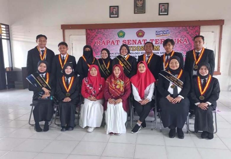 FKIP Unikarta Yudisium 25 Mahasiswa
