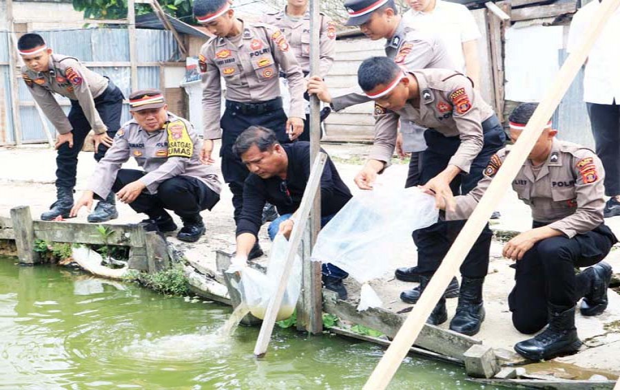Peringati Hari Bhayangkara ke-78, Polres Berau Gelar Kegiatan Tabur Benih Ikan