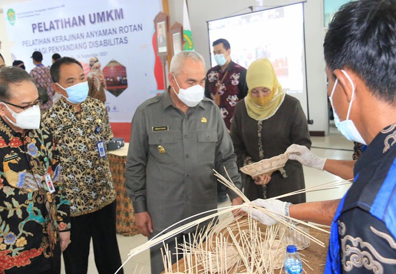 30 Penyandang Disabilitas Dilatih Anyaman Rotan