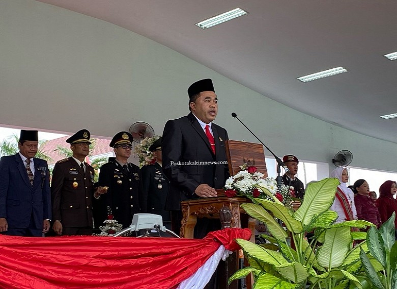 Ketua DPRD Kukar Ahmad Yani Bacakan Teks Proklamasi pada Upacara HUT ke-80 RI