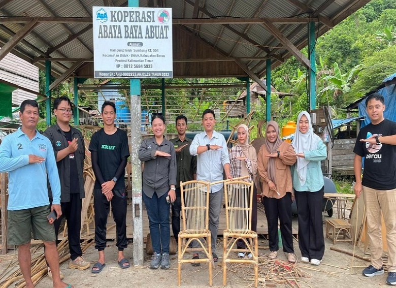 Dari Teluk Sumbang untuk Pasar Pesisir: Kursi Rotan Laris, Produksi Kewalahan