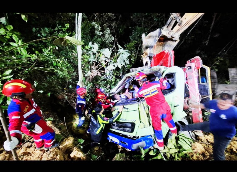Truk Self Loader Masuk Jurang di Poros Lamin, Dua Korban Meninggal , Sopir Selamat