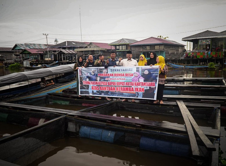 Bupati Kukar Serahkan Bantuan 40 Buah Keramba kepada Pokdakan Bunga Desa Melintang