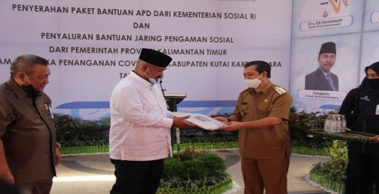 Pemprov Kaltim Salurkan  Bantuan Sosial ke Warga Kukar Terdampak Covid-19