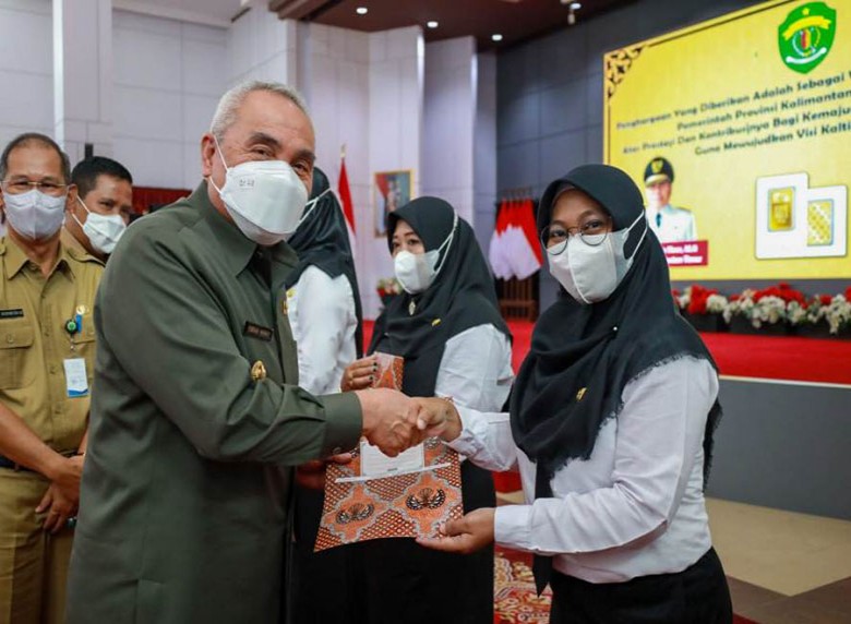 Serahkan Penghargaan ASN Berprestadi dan SK Pengangkatan PPPK, Gubernur: Wajar Menerima Penghargaan dan Semoga Amanah