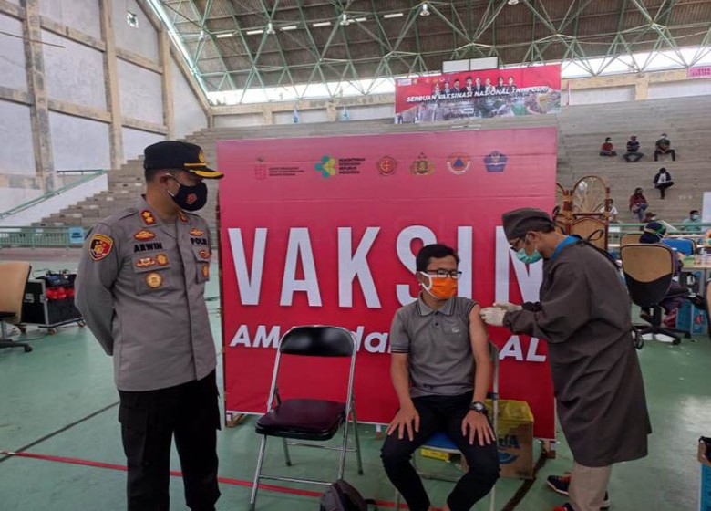 Kapolres dan Sekda Kukar Pantau Vaksinasi Massal