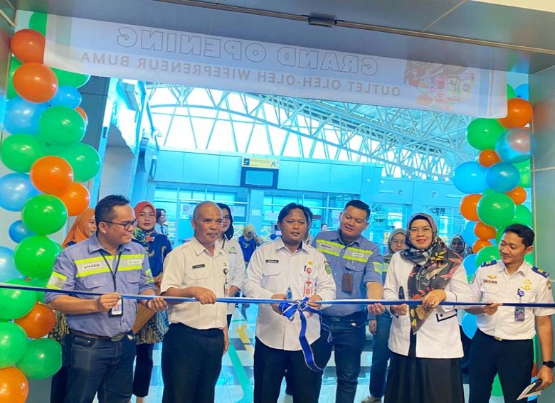M Said Resmikan Grand Opening Outlet Oleh-oleh Wifepreneur UMKM Binaan PT Buma di Bandara Kalimarau