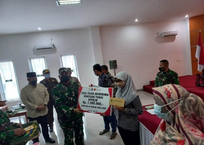 Kodim 0906 Kukar Salurkan Bantuan ke 2.500 Pedagang Kaki Lima dan Warung