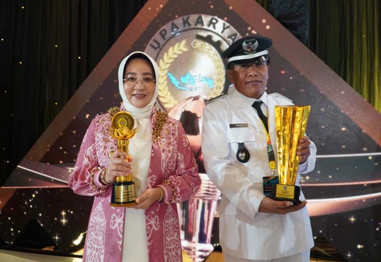 Sukses Antarkan Kampung Labanan Makarti Juara Nasional, Bupati Sri Juniarsih Mas Kembali Raih Upakarya Wanua Nugraha