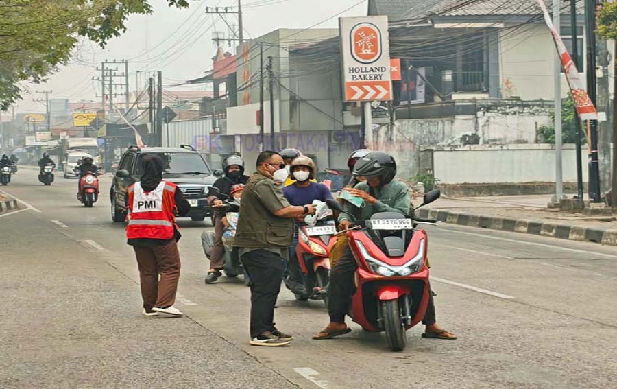 ISPU Tenggarong 210,5, BPBD dan PMI Bagikan 5.000 Masker di Tengah Kabut Asap