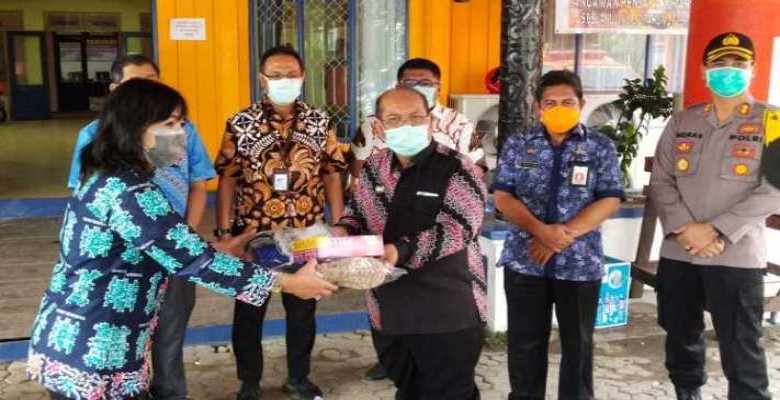 Bupati Kutim Serahkan Bantuan APD ke RSUD Kudungga