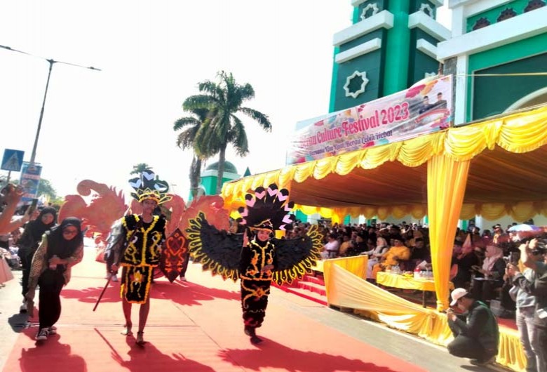 Bupati Sri Minta Pawai Budaya Jadi Agenda Tahunan Pariwisata