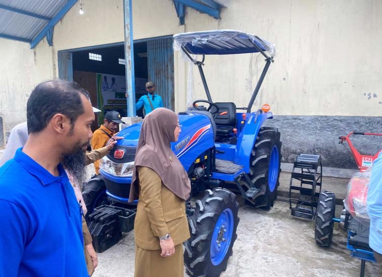 Majukan Sektor Pertanian dan Peternakan, Bupati Berau Serahkan Bantuan Alsintan
